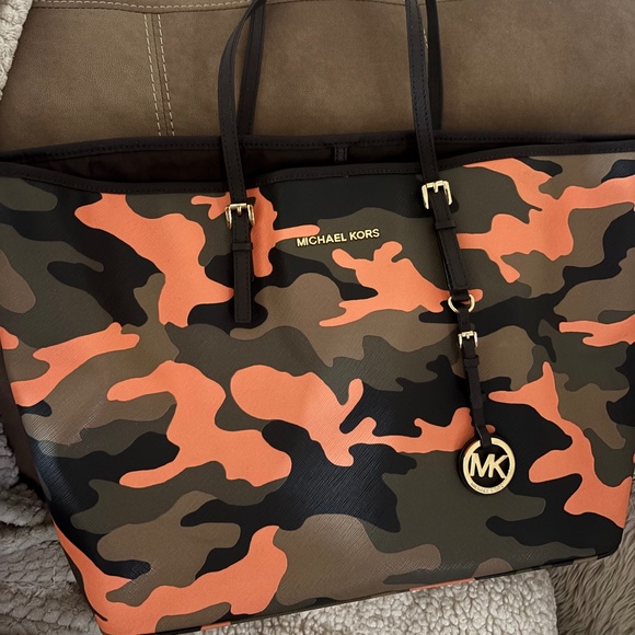 Michael Kors Rare Camo Print Tote Bag 🧡🖤 - Picture 3 of 5